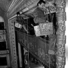 Imagen de archivo en la que dos empleados remozan el Emperador