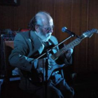 El veterano músico leonés, con su inseparable guitarra, en una imagen reciente.