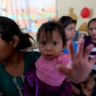 Una familia de Guatemala en el centro de atención nutricional de Jocotán. ESTEBAN VIVA
