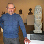 Jonás Pérez posa en el Museo Etnográfico, rodeado por algunas de sus pétreas criaturas.