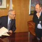 Mario Ferreira, tras firmar en el libro de honor, junto al alcalde de Bembibre, Otero.