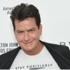 Charlie Sheen en el evento de la Fundación Elton John contra el VIH.