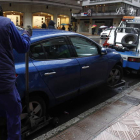 Un policía local acompaña al trabajador de la empresa de la grúa en las intervenciones.