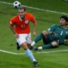 El guardameta italiano Buffon, tirado en el césped, tras ser goleado por el holandés Wesley Sneijder