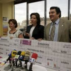 Las dos ejecutivas premiadas, ayer junto al presidente del Consejo del Bierzo, José Luis Ramón
