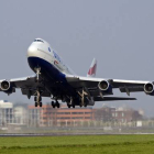 Un Boeing 747 de la compañía British Airways despega del aeropuerto de Heathrow en un vuelo de prueba.