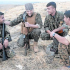 El combatiente// Jordan Matson, el segundo por la izquierda, junto a varios combatientes kurdos.