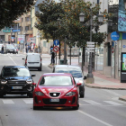 Tráfico en la avenida de La Puebla. Aún se desconoce si será zona de bajas emisiones. L. DE LA MATA