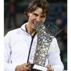 Rafael Nadal muerde el trofeo que le acredita como campeón.