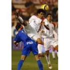El centrocampista brasileño del Sevilla Alves pugna un balón a Gabi
