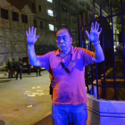 Agentes de la policía filipina, identifican a los ciudadanos junto al hotel atacado en Manila.