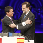 El presidente del Gobierno, Mariano Rajoy, saluda al primer ministro francés, Manuel Valls, en el acto de inauguración de la nueva línea eléctrica entre España y Francia.