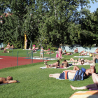 Imagen de las piscinas de Sáenz de Miera, ayer por la tarde, con mucha animación por el caluroso verano.