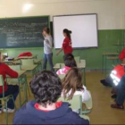 Los voluntarios de Cruz Roja, en el momento de impartir uno de los talleres