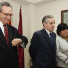 El director del colegio San Claudio, Aladino Fernández, junto a Emilio Gutiérrez y Mercedes Fernánde