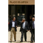 Ripoll, acompañado de sus abogados, sale de los juzgados.