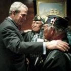 Bush, con dos veteranos de la II Guerra Mundial en la Casa Blanca