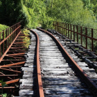 La vía a su paso por uno de los seis puentes que salvan el río Sil en este recorrido y el ojo del puente de Rioscuro para el paso del ferrocarril. El ramal contaba con enlaces a los pozos de Lumajo, Villaseca y Carrasconte y con un apartadero en Sosas de