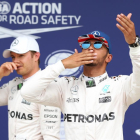 Hamilton y Rosberg saludan a los aficionados tras las calificaciones en Silverstone.