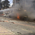 Los bomberos trabajan tras los ataques con cohetes en un distrito residencial de Alepo. EFE