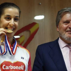 Carolina Marín, bicampeona mundial de bádminton, posa junto al ministro de Educación, Cultura y Deporte, Íñigo Méndez de Vigo, en la sede del Consejo Superior de Deportes.