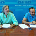 Pedro Muñoz, con uno de los técnicos municipales, ayer en rueda de prensa. R. RAMOS