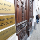 Los periodistas esperan en la puerta del despacho del abogado de Carles Puigdemont en Bélgica, en la localidad de Tielt. / YVES HERMAN (ACN)