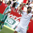 Coke celebra el segundo gol del Sevilla frente al Betis. PACO PUENTES