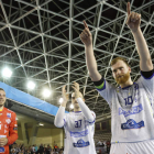 Cupara, Costoya y el capitán Piñeiro jugaron ayer su último partido en León con la camiseta del Abanca Ademar. La afición y sus compañeros les brindaron una emotiva ovación cuando terminó el encuentro. JESÚS F. SALVADORES