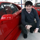 Alonso García, propietario de Alauto, posa con los dos modelos de Ferrari que luce su concesionario.