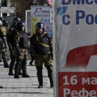 Miembros de grupos de autodefensa de Crimea, este lunes, en las calles de Simferópol.