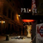 El cuerpo sin vida de un hombre permanece en el suelo al lado de la discoteca