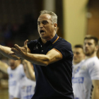 Rafa Guijosa, durante un partido del Abanca Ademar en el Palacio. JESÚS F. SALVADORES