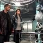 Will Smith y Bridget Moynahan, con el robot rebelde, Sonny