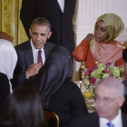 El presidente estadounidense, Barack Obama, conversa con los invitados durante una cena con motivo de la celebración del Ramadán, en el Salón Este de la Casa Blanca.