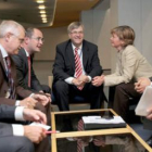 El secretario de Estado para la Economía alemán, Peter Hintze, junto a otros ministros en la reunión