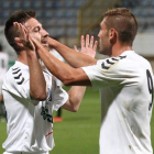 Jony Lomas, a la izquierda, celebra un gol con Diego Torres.
