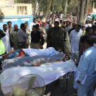 Varios cuerpos de las personas asesinadas por un curandero en Sargodha, Pakistán.