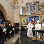 El obispo bendijo ayer la iglesia y el retablo restaurado con ayuda pública y donativos. L. DE LA MATA