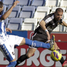 El jugador de la Deportiva Ponferradina Nano trata de llevar peligro al área del Recreativo de Huelva con un servicio desde la banda derecha. El jugador del equipo berciano se mostró muy trabajador durante el partido.