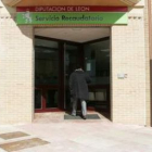 Un hombre entra en la Oficina de Recaudación de la Diputacón en La Bañeza para realizar gestiones