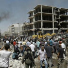 Sirios observan la destrucción tras el doble ataque en Qameshli, el 27 de julio.