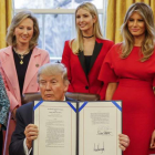 Trump, durante un acto donde firmó dos resoluciones para destacar en las mujeres y jóvenes el estudio y la búsqueda de sus carreras en ciencia, tecnología, ingeniería y matemáticas.