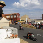 Un aficionado contempla la carrera de motos de La Bañeza el pasado domingo.