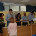 Algunos alumnos recogen sus diplomas tras finalizar el curso.