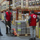 Unos trabajadores de la Cruz Roja trabajan en uno de los centros logísticos.