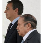 Zapatero  y Buteflika escuchan los himnos nacionales