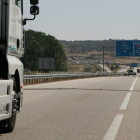 Un camión en tránsito por la autopista León-Astorga, en una imagen de archivo. FERNANDO OTERO PERANDONES