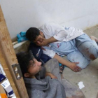 Dos trabajadores de Médicos sin Fronteras heridos el pasado 3 de octubre cerca del hospital que fue atacado.