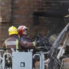 Los bomberos eliminaron los restos peligrosos en el inmueble.